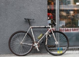 В Волжском камера видеонаблюдения зафиксировала инцидент, в котором автомобиль сбил велосипедиста