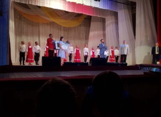 Ансамблю «Венец» на 40-летие подарили сертификат на приобретение новых костюмов