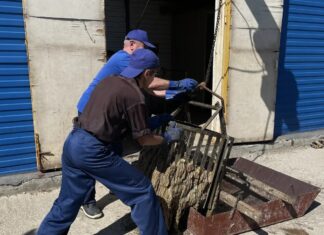 В Волжском из канализации извлекли около 50 тонн бытового мусора