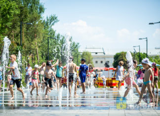 дети спасаются от жары в фонтане