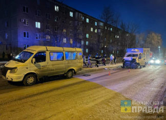 Грузовик протаранил маршрутку: за жизнь пострадавшей волжанки борются врачи