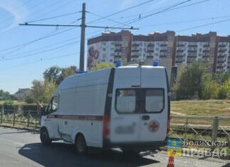 У больницы Фишера: в Волжском 67-летний водила «скорой» не уступил кроссоверу