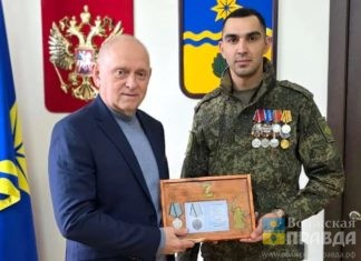 Главе Волжского вручили награду в знак признания его вклада в поддержку военнослужащих СВО