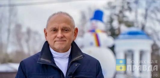 Глава Волжского пожелал жителям успехов и благополучия в Новом году
