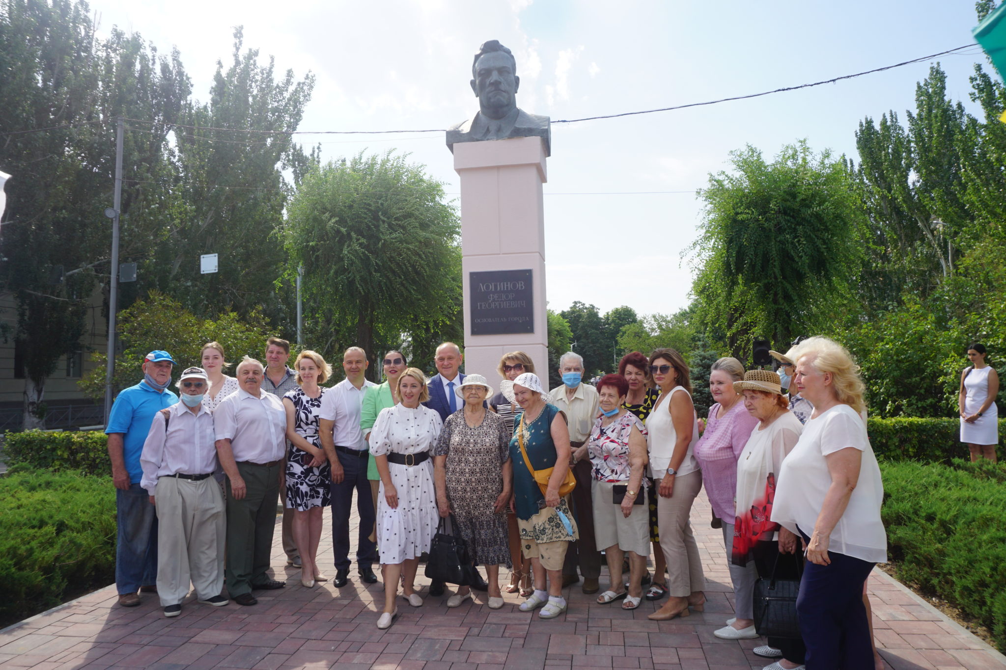 День города волжский дата. Памятник Логинову в Волжском. День города Волжский. Обычные горожане Волжский. День города в Волжском 50 летия.