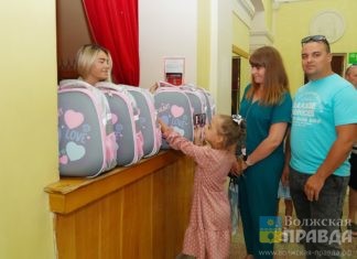 Спасибо за заботу: к 1 сентября первоклассники работников ВТЗ получили в подарок портфели со школьными принадлежностями