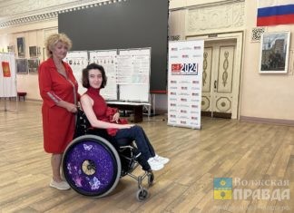 Маломобильная волжанка протестировала оборудование, которое призвано сделать доступными выборы для всех категорий граждан