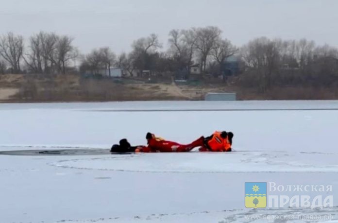 Спасатели у проруби