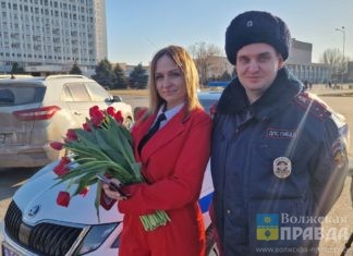 Госавтоинспекторы осыпали волжанок цветами и комплиментами