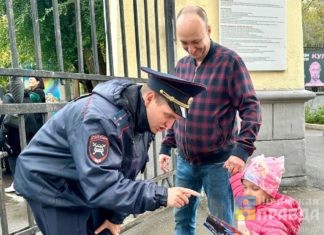 Госавтоинспекторы Волжского и их юные коллеги провели в парке интерактивное тестирование