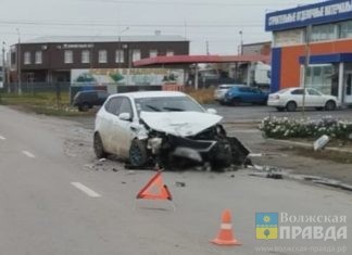 В Волжском в лобовом ДТП у автосервиса пострадали водитель и малышка 5 лет