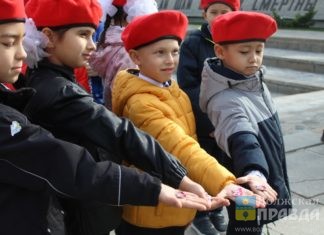 На Мамаевом кургане волжские школьники вступили в ряды Юнармии
