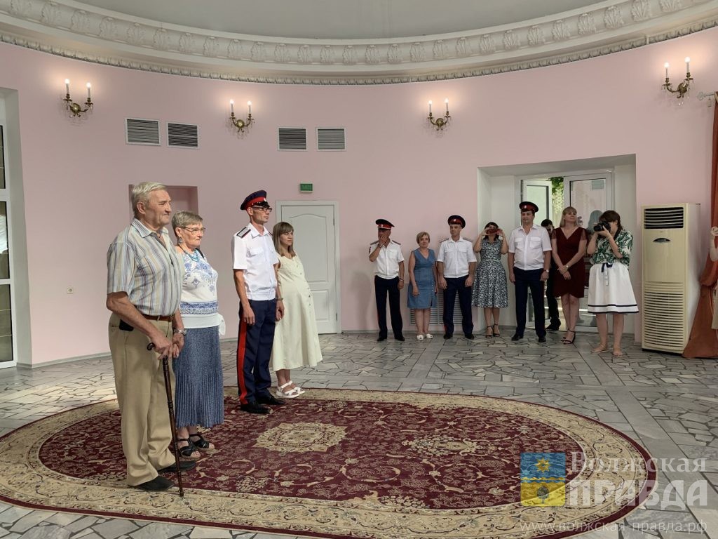 В Волжском в День семьи, любви и верности чествовали супружеские пары |  09.07.2022 | Волжский - БезФормата