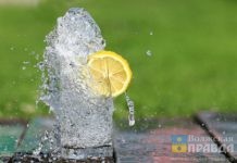 Жара стакан с водой